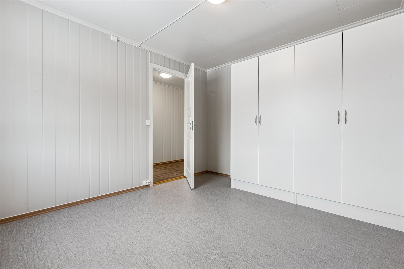 Romslige garderobeskap gir rikelig med oppbevaringsplass. Galleribilde