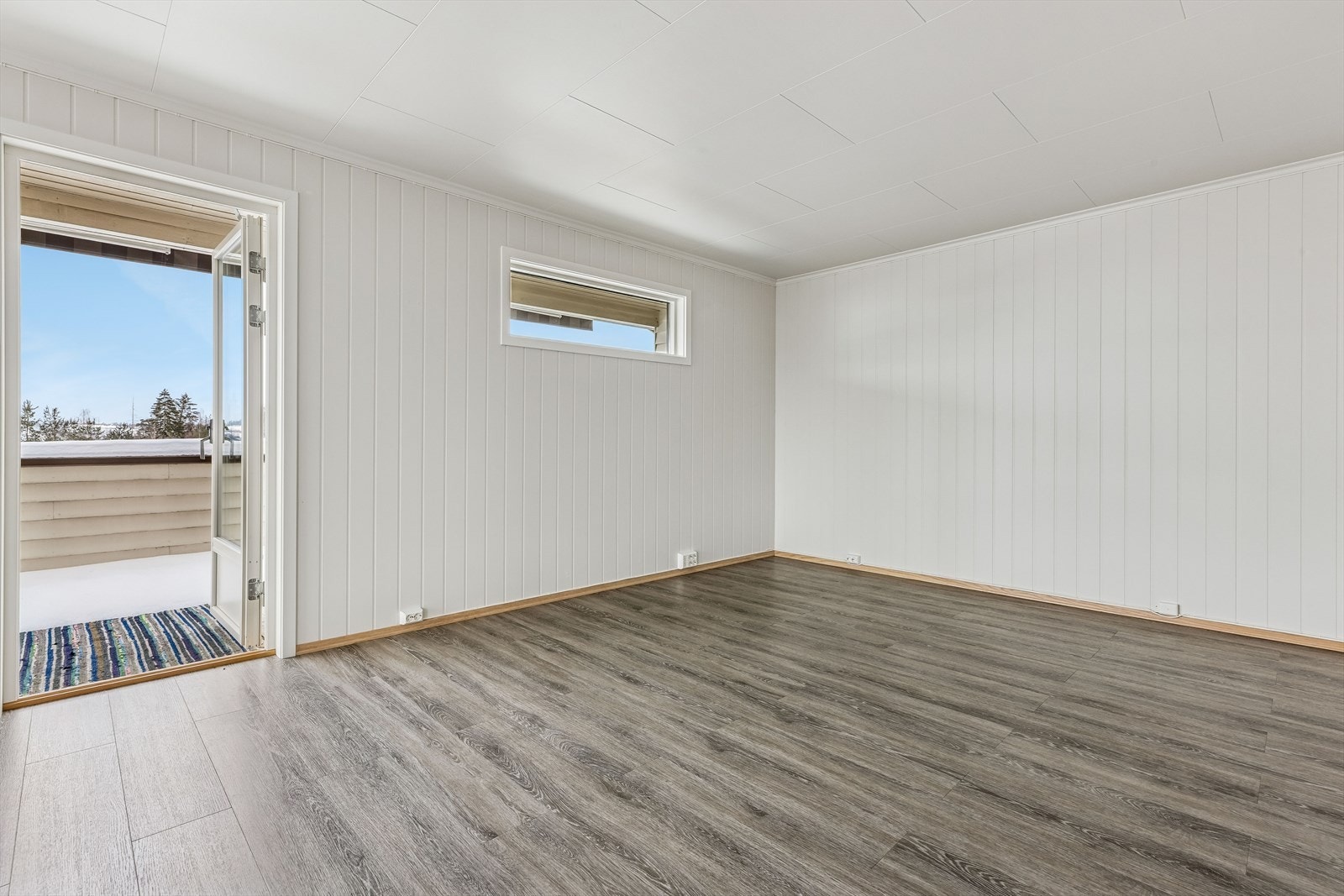 Direkte utgang til den romslige verandaen fra stuen. Galleribilde