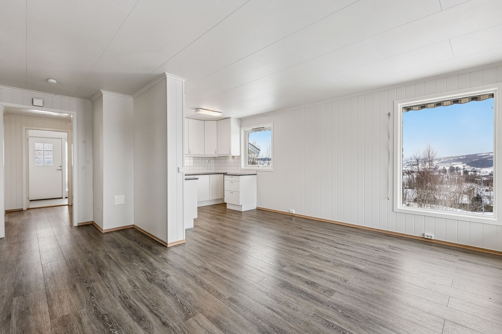 Den åpne løsningen gir en god flyt mellom boligens ulike soner. Galleribilde