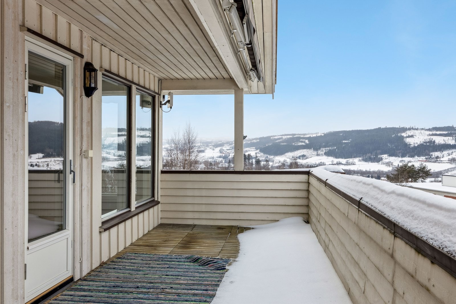 Den overbygde delen av verandaen gir ly for vær og vind. Galleribilde