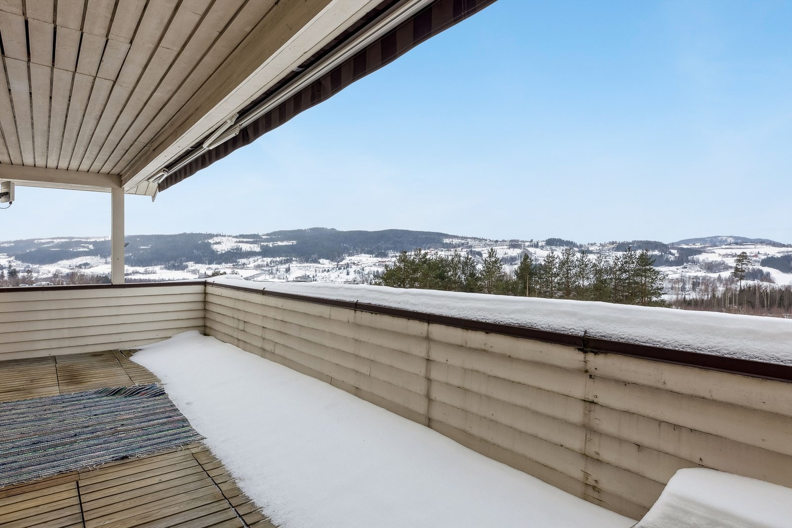 Fra den store verandaen på 19 m² har du en flott utsikt over nærområdet. Galleribilde