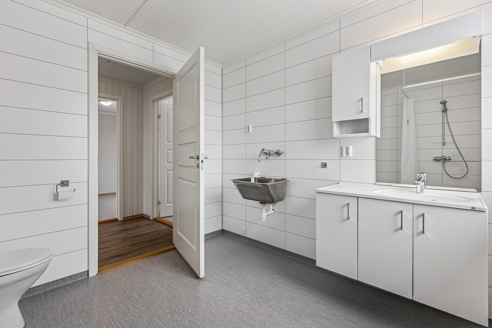 Badet ble fullstendig renovert i 2018 og har en praktisk kombinasjon av bad og vaskerom. Galleribilde