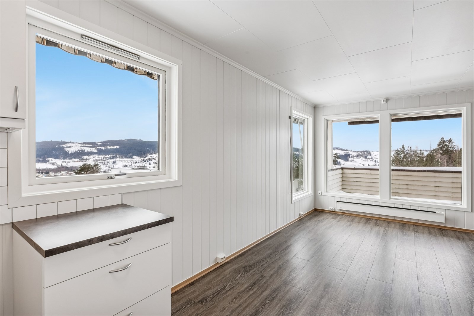 Fra kjøkkenet har du fin kontakt med stuedelen og utsikt gjennom de store vinduene. Galleribilde