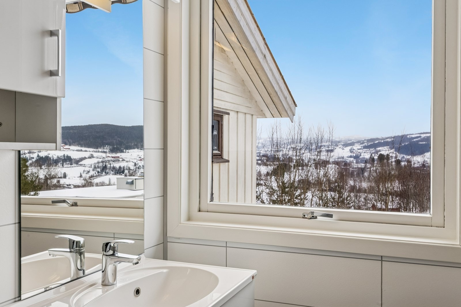 Baderomsplatene på veggene gir et moderne uttrykk og er enkle å vedlikeholde. Galleribilde