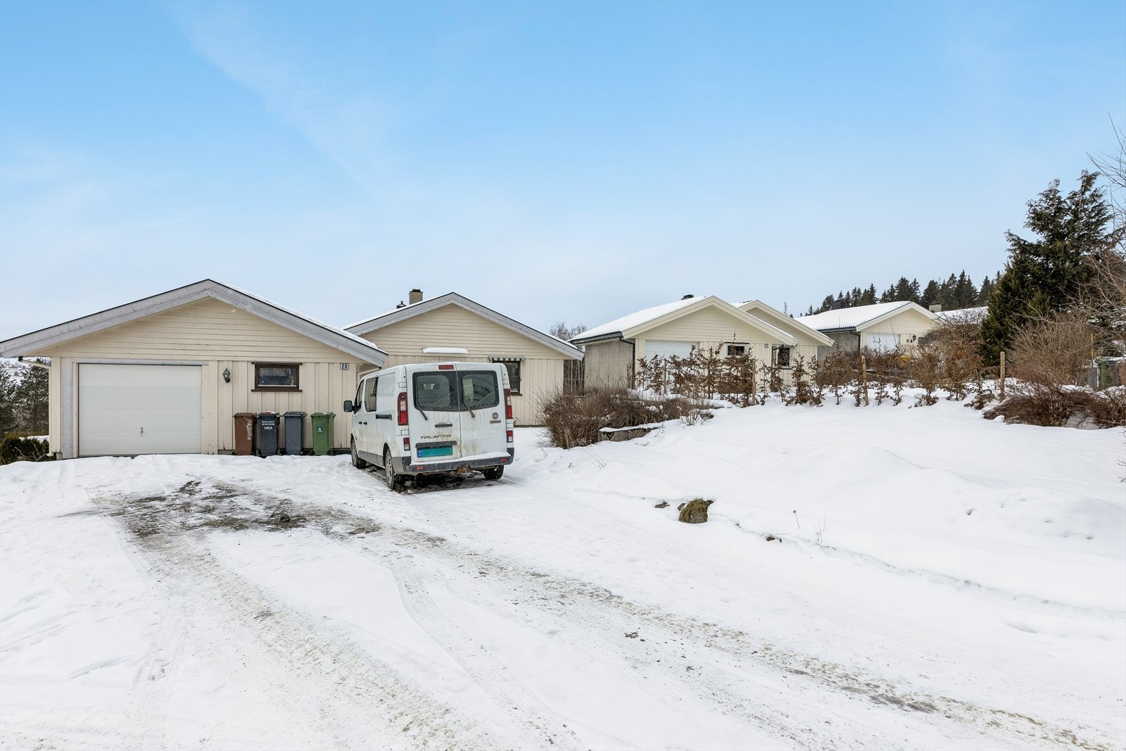 Eiendommen ligger i et skrånende terreng med gode parkeringsmuligheter på egen tomt. Galleribilde