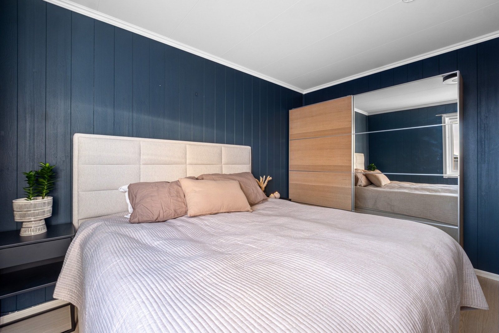 Skyvedørsgarderobe med plass til klesoppheng. Galleribilde