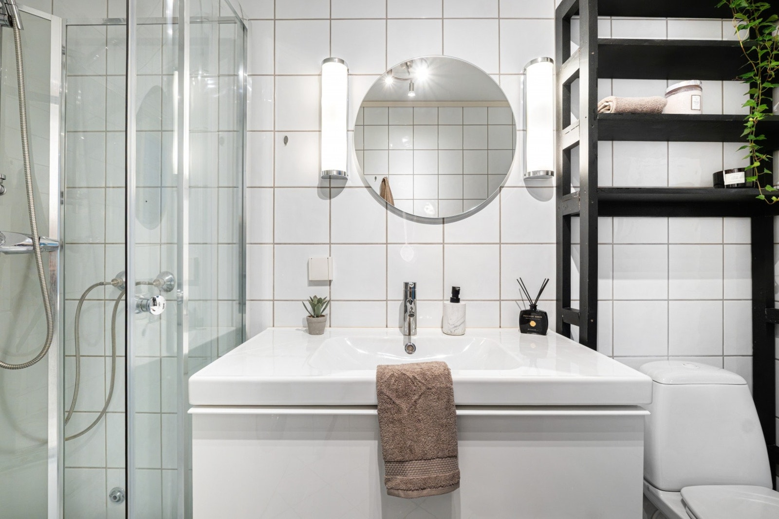 Badet har innredning med nedfelt servant, toalett, dusjkabinett og opplegg for vaskemaskin. Galleribilde