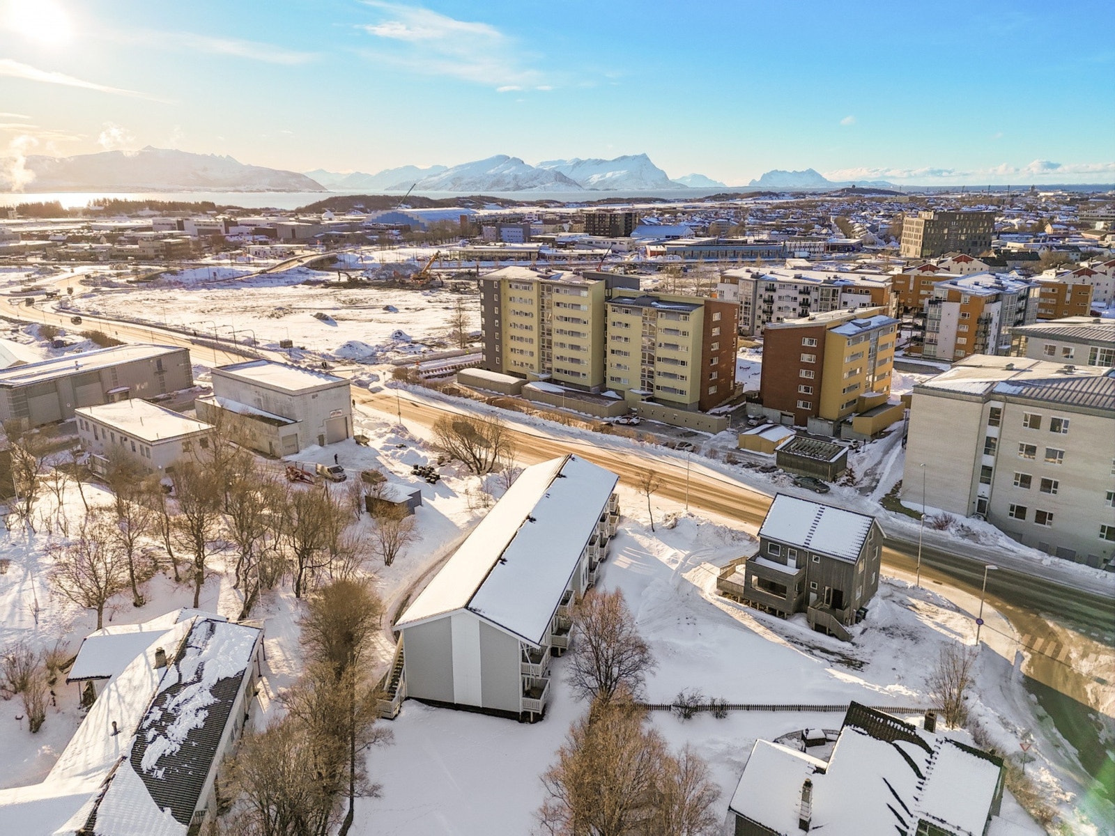 Leiligheten har en attraktiv og rolig beliggenhet i Rønvika, i enden av bygget i Kirkeveien 37B. Området er populært og barnevennlig, med kort vei til det meste av fasiliteter. Galleribilde