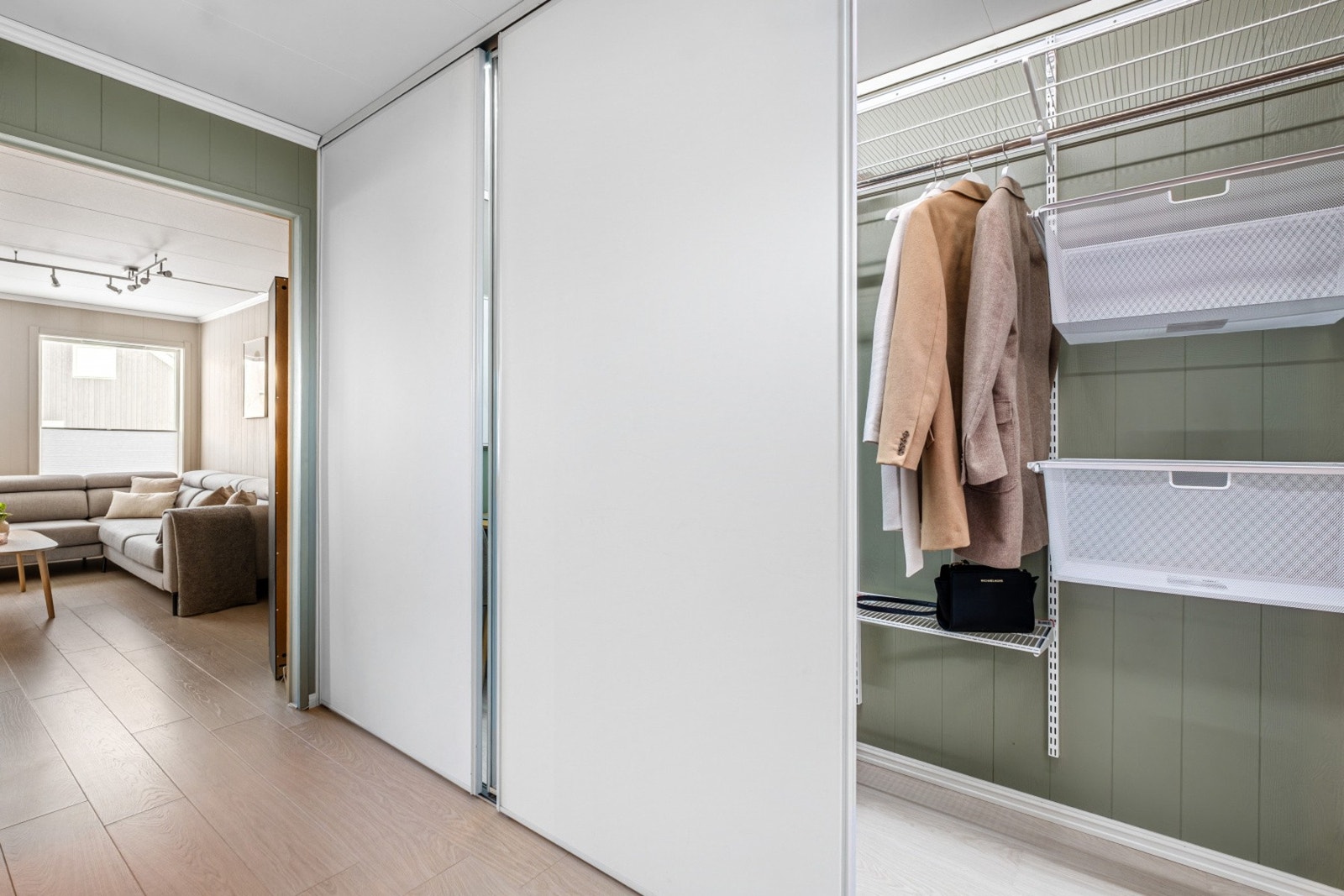 Romslig skyvedørsgarderobe med god plass til klesoppheng. Galleribilde