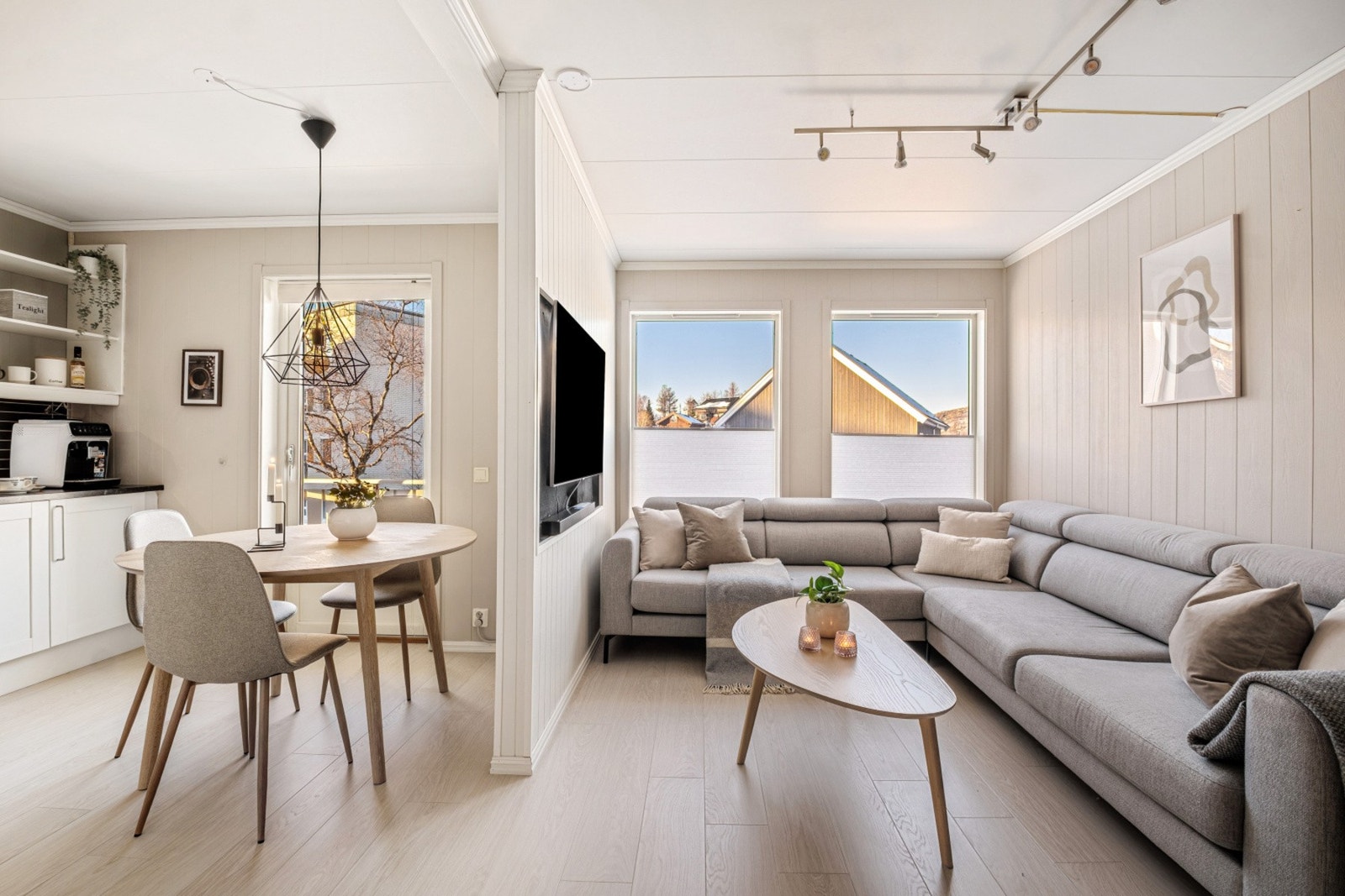 Store vindu som slipper inn godt med naturlig lys i rommet. Galleribilde