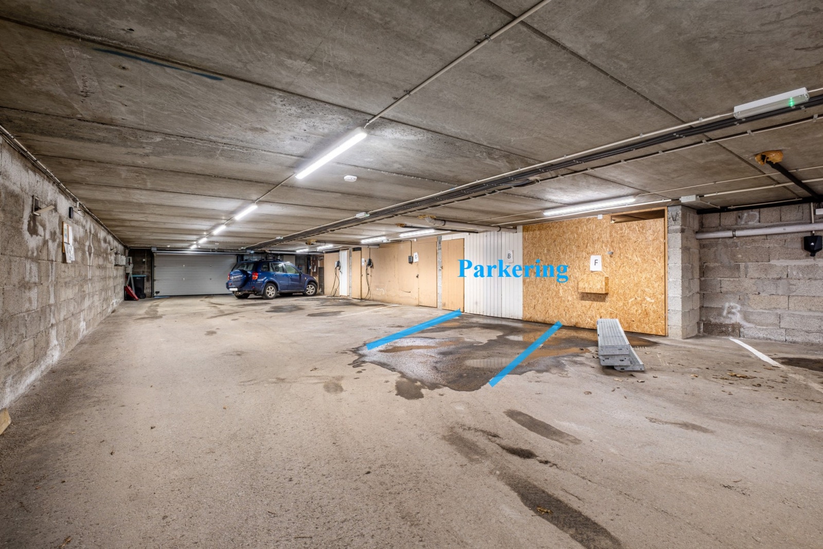 Parkeringsplass og bod i garasjeanlegg under boligen. Galleribilde