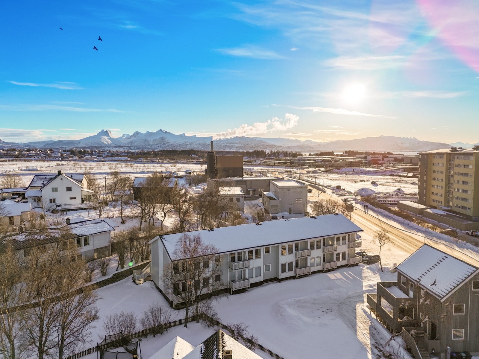 Fra boligen er det gangavstand til Stormyra handelsområde med blant annet City Nord, dagligvarebutikker, treningssentre, apotek og øvrige servicetilbud. Galleribilde