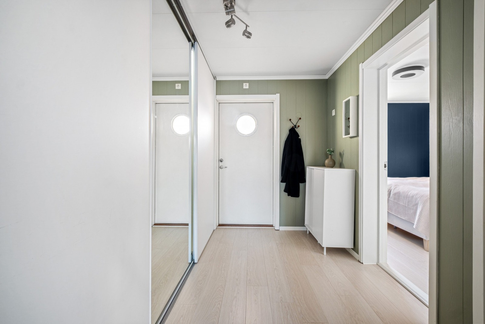 Velkommen inn! Entré med plass til oppbevaringsløsninger. Galleribilde