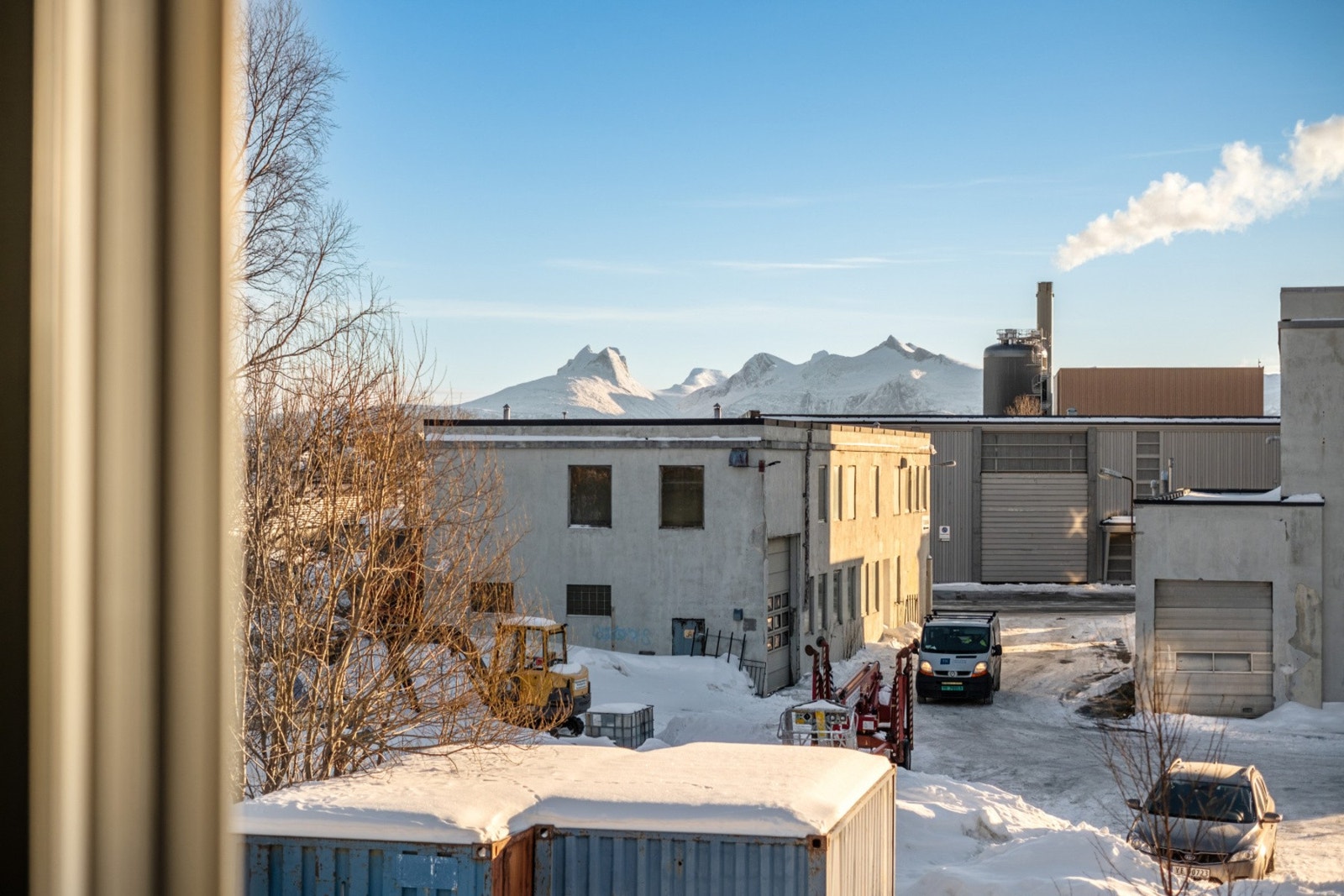 Det er også gode bussforbindelser i nærheten, samt gang- og sykkelvei som tar deg til Bodø sentrum ca. 1,5 km. Galleribilde
