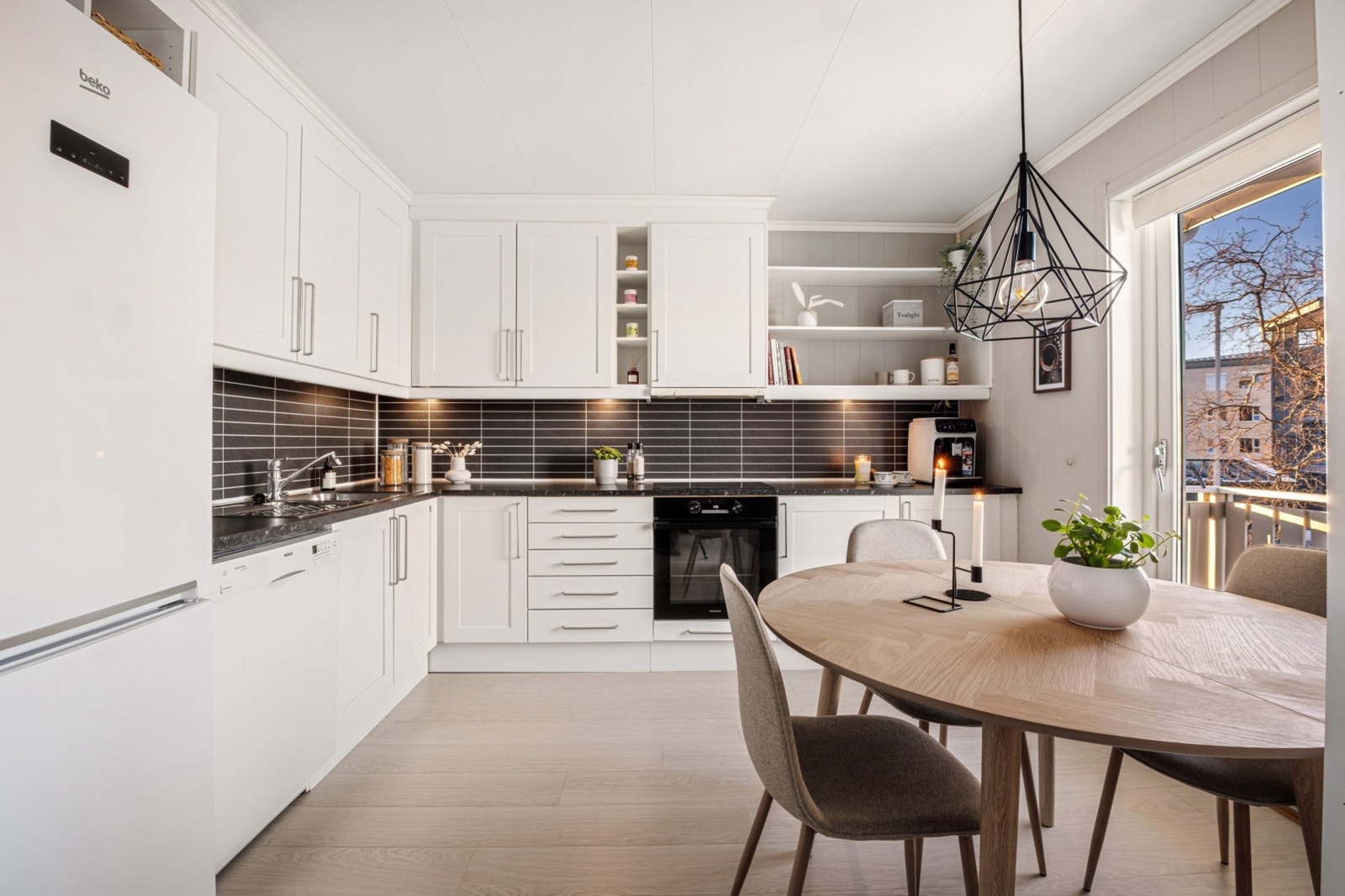 Det er god plass til spisestue foran kjøkkeninnredningen. Galleribilde