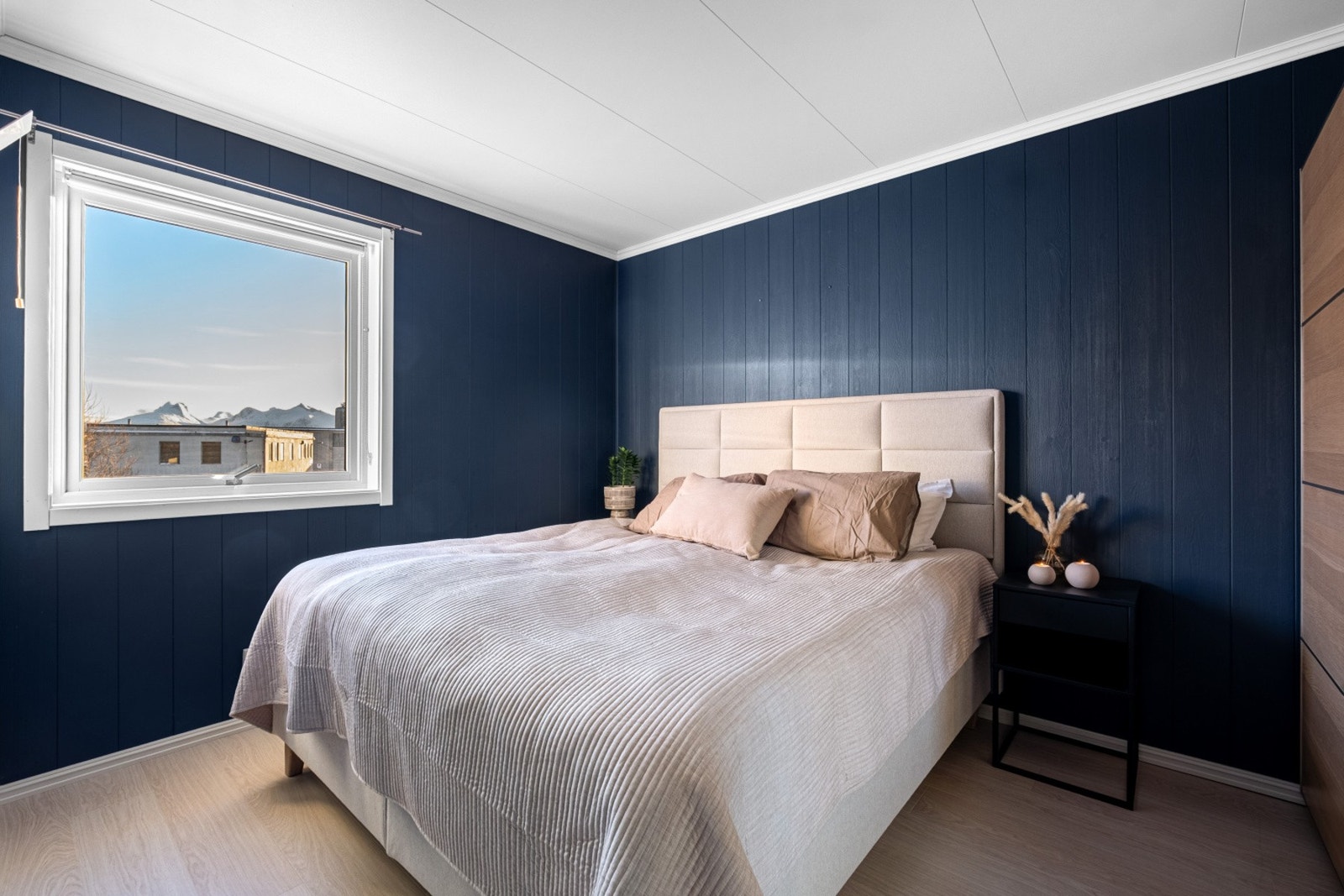 Soverom med god plass til dobbeltseng og tilhørende møblement. Galleribilde