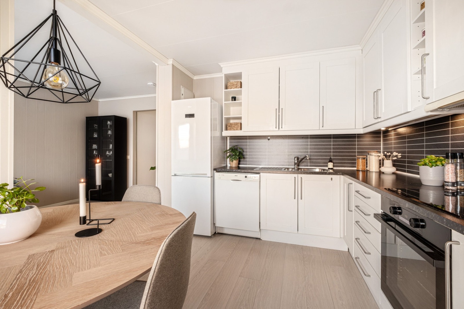 Godt utbygget kjøkken med god skap- og benkeplass. Galleribilde