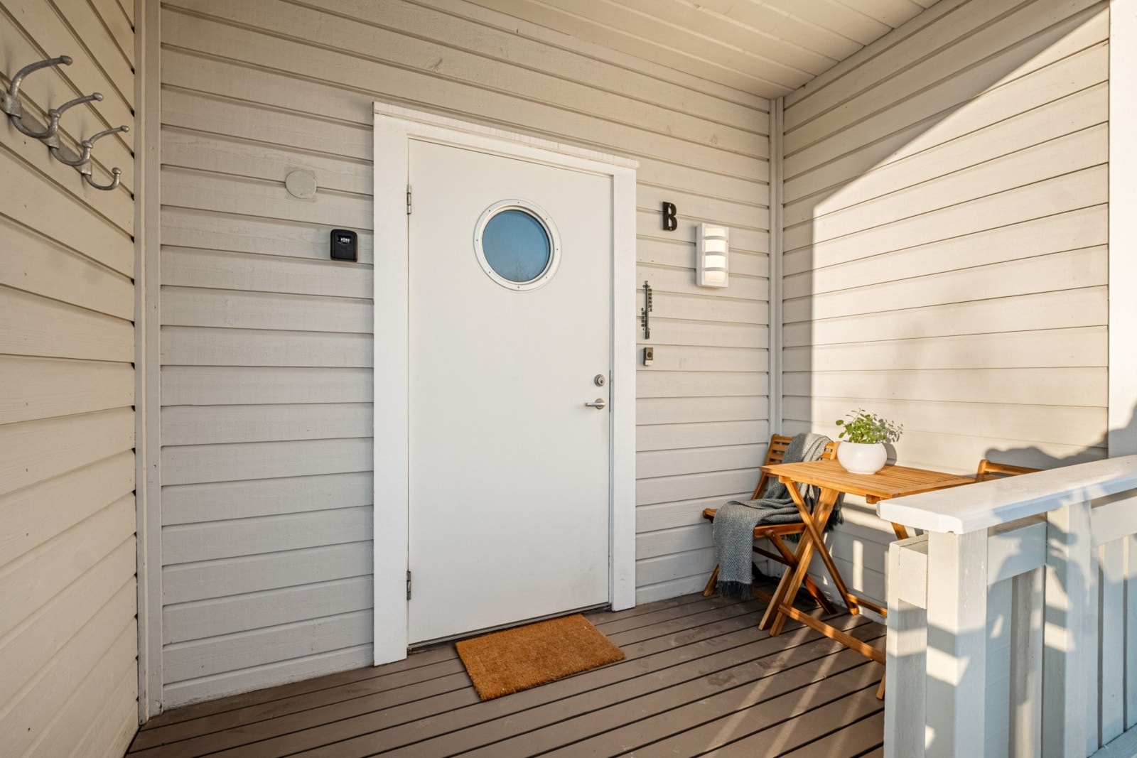 Koselig inngangsparti med muligheter for lett møblering av utemøbler. Galleribilde