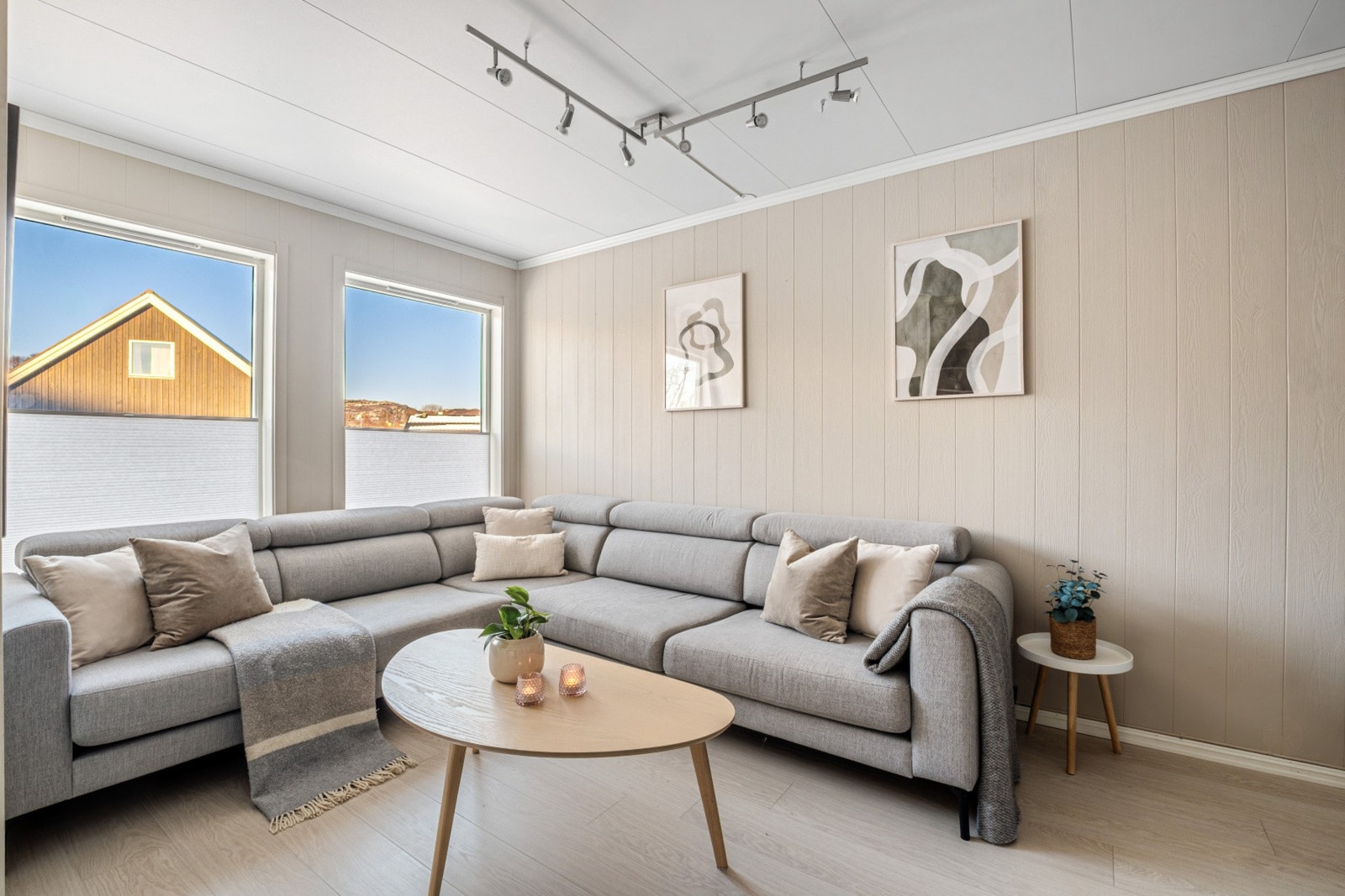 Overflatene i leiligheten har lysmalte vegger og lyst gulv. Galleribilde