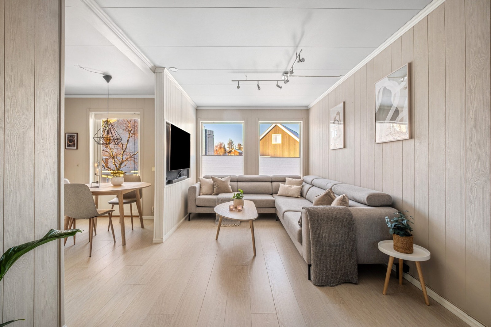 Stue med god plass til sofagruppe og spisestue. Galleribilde