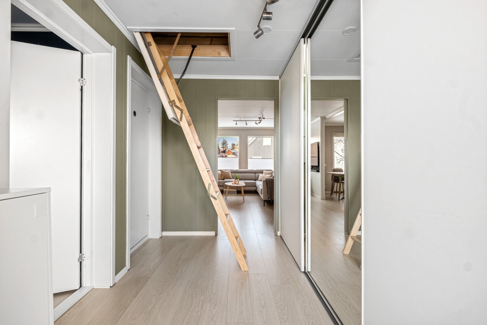 Fra entréen er det trapp opp til kaldloft med muligheter for oppbevaring. Galleribilde