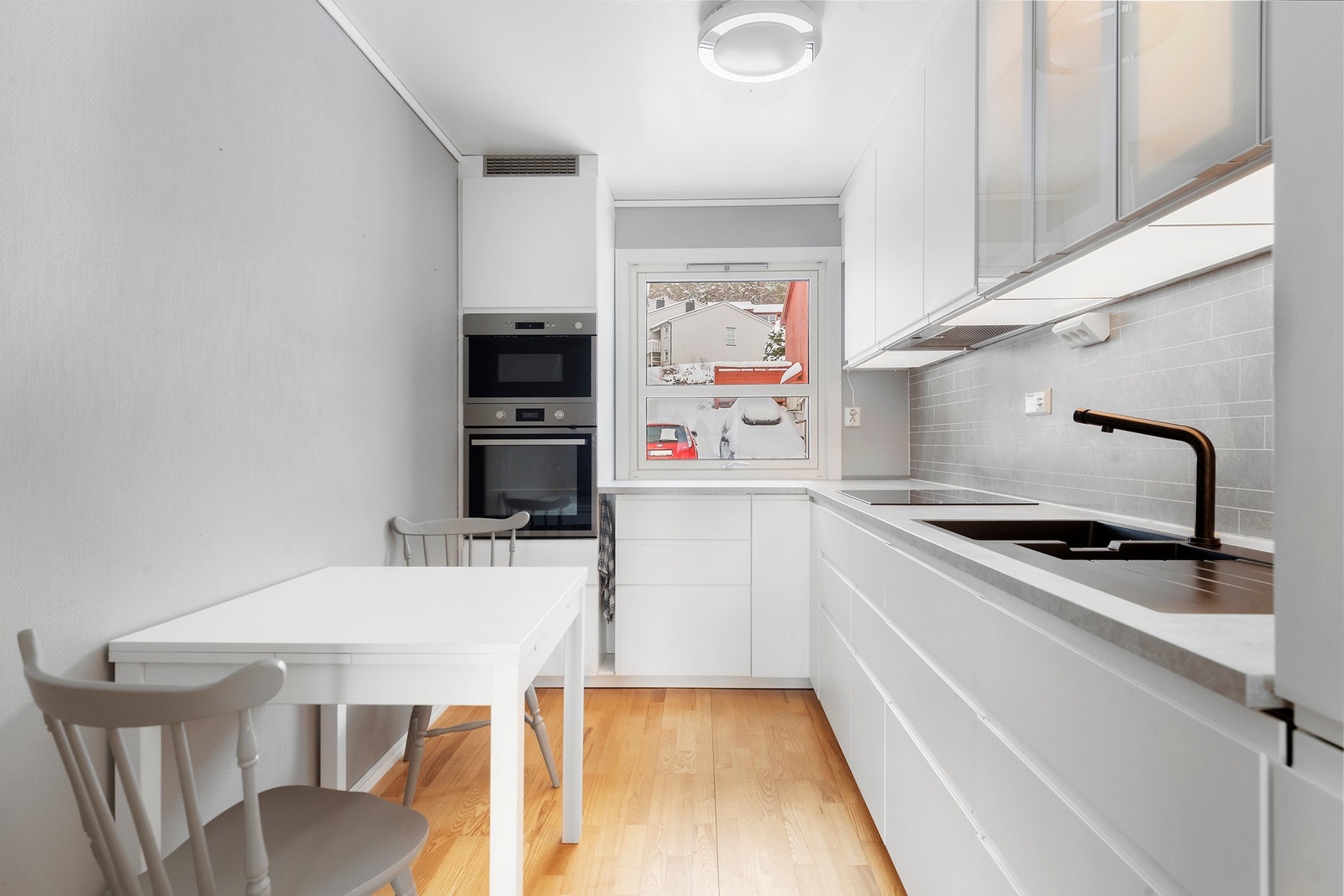 Kjøkkenet er fra 2018 og er utstyrt med integrerte stekeovn, mikrobølgeovn, induksjonstopp, oppvaskmaskin og kjøl-/fryseskap Galleribilde