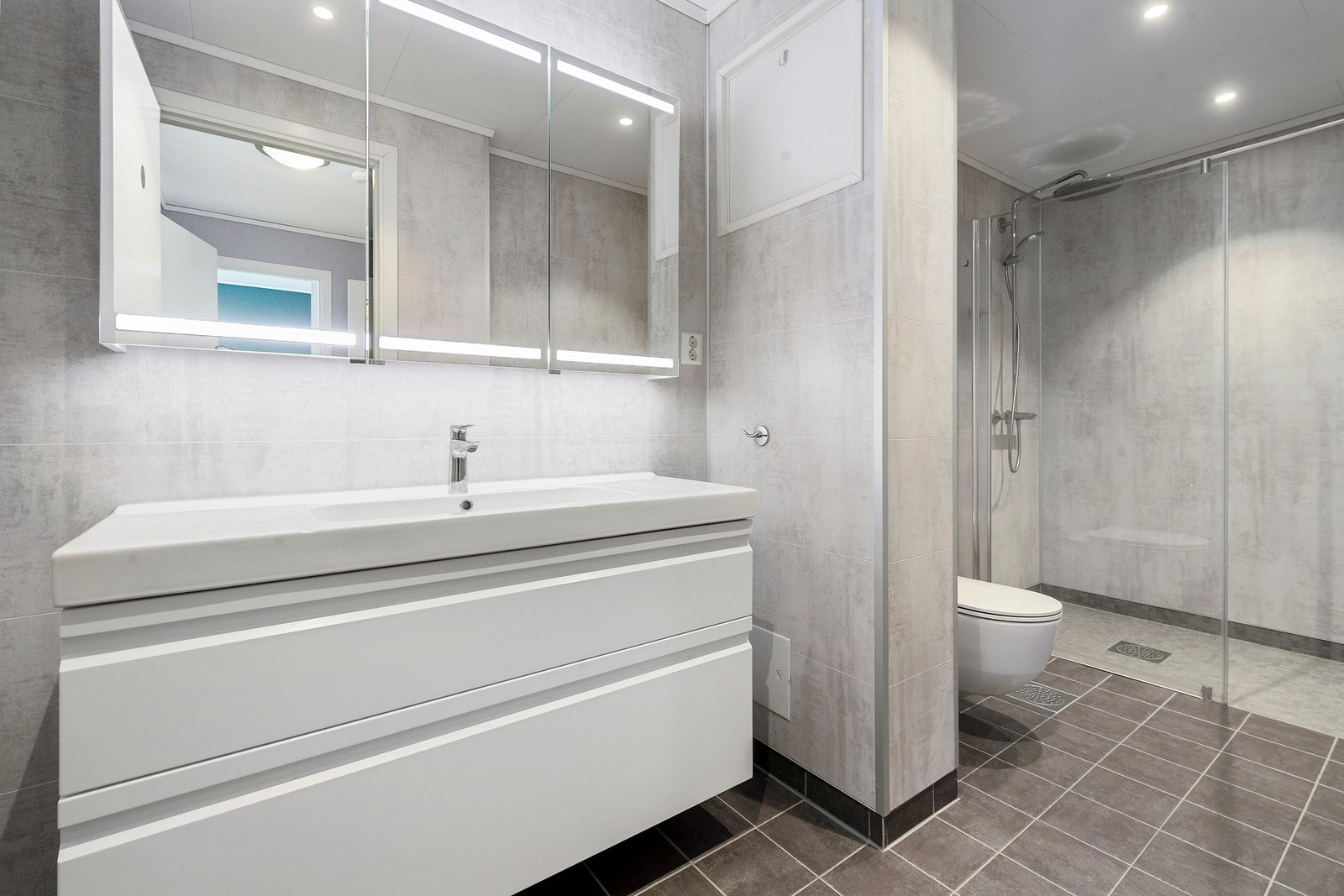 Bad i underetasjen ble pusset opp i 2018 og har flislagt gulv med varmekabler Galleribilde