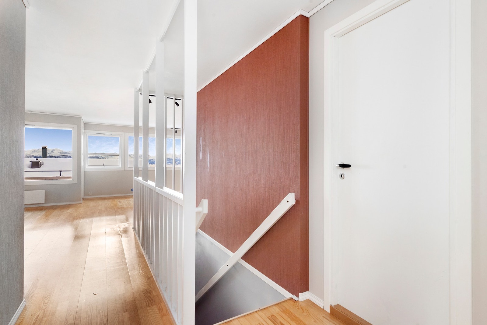 I 1. etasjen er det parkett på gulvene, samt malt tapet/stie på veggene og i himlingen er det malte slette flater Galleribilde