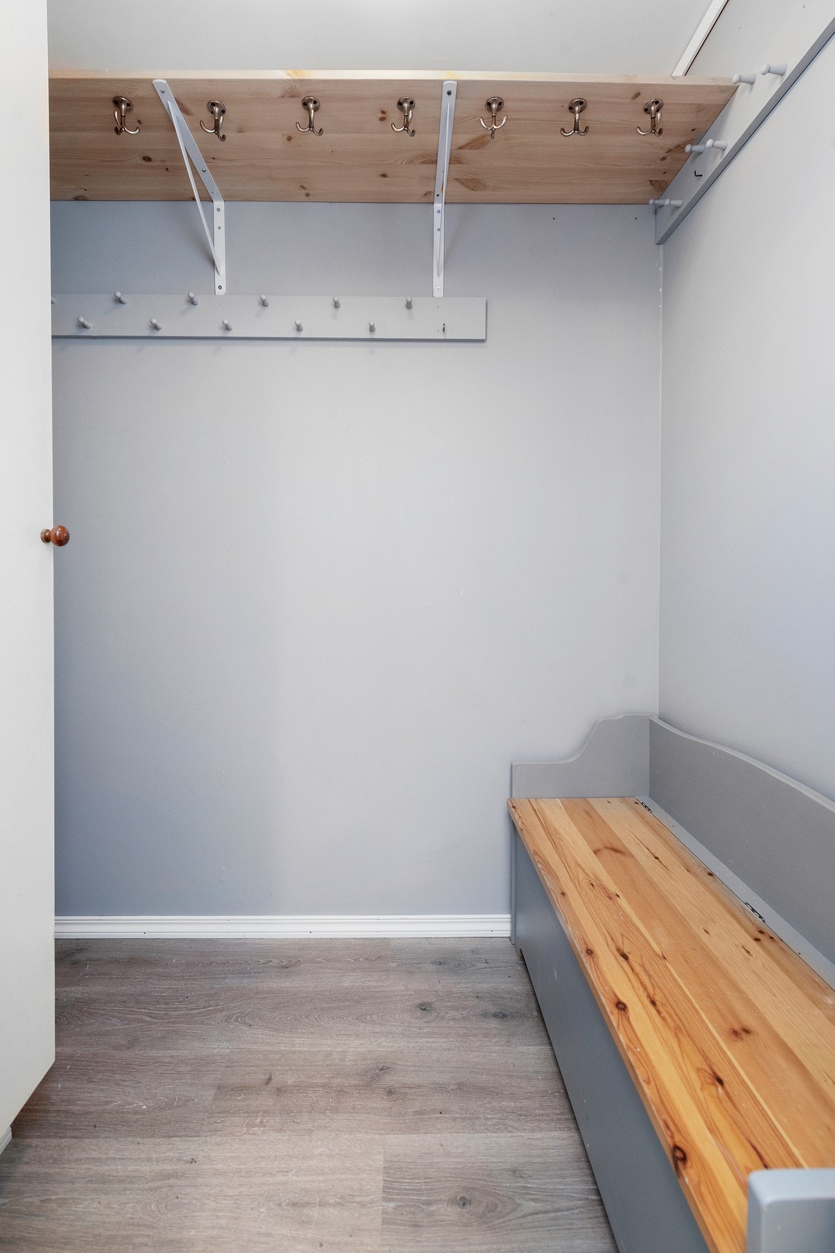 Romslig bod med god plass til oppbevaring av ytterklær i bakkant av vaskerommet Galleribilde