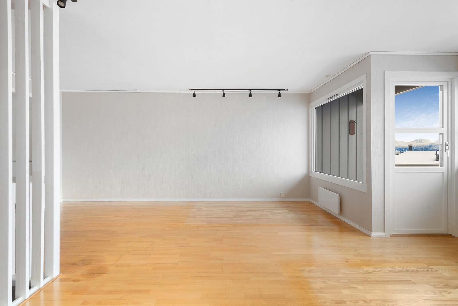 Fra stuen er det utgang til sørvendt veranda med flott utsikt Galleribilde