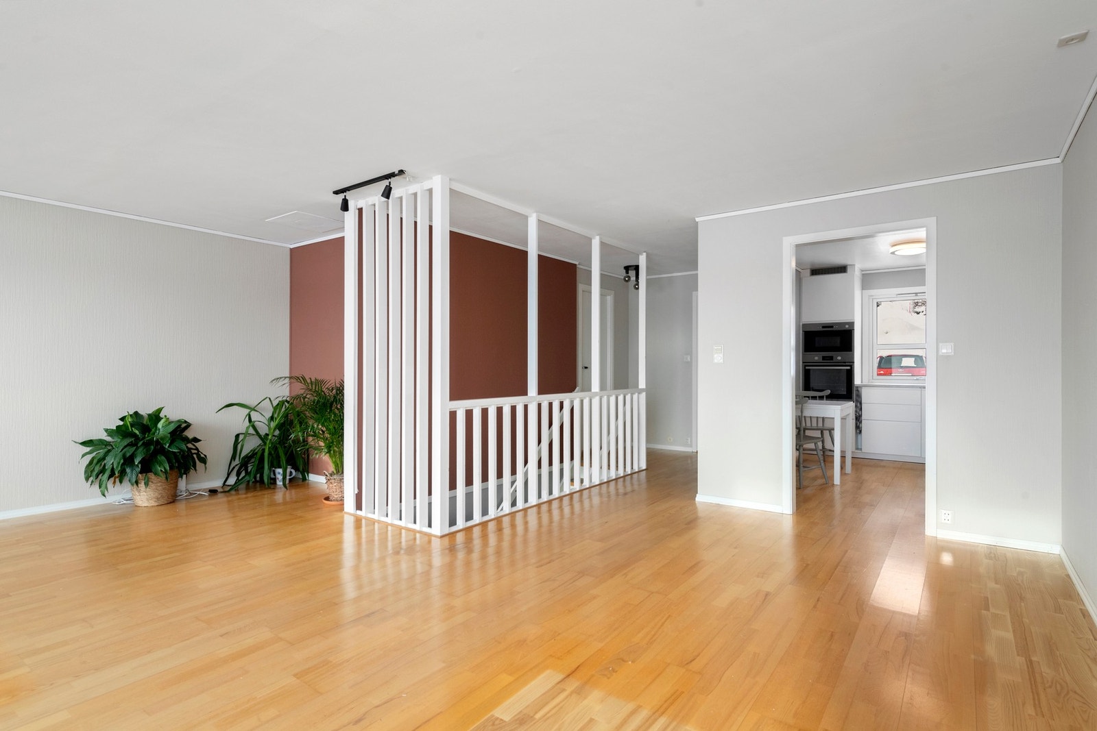 Delvis åpent mellom kjøkken og stue Galleribilde