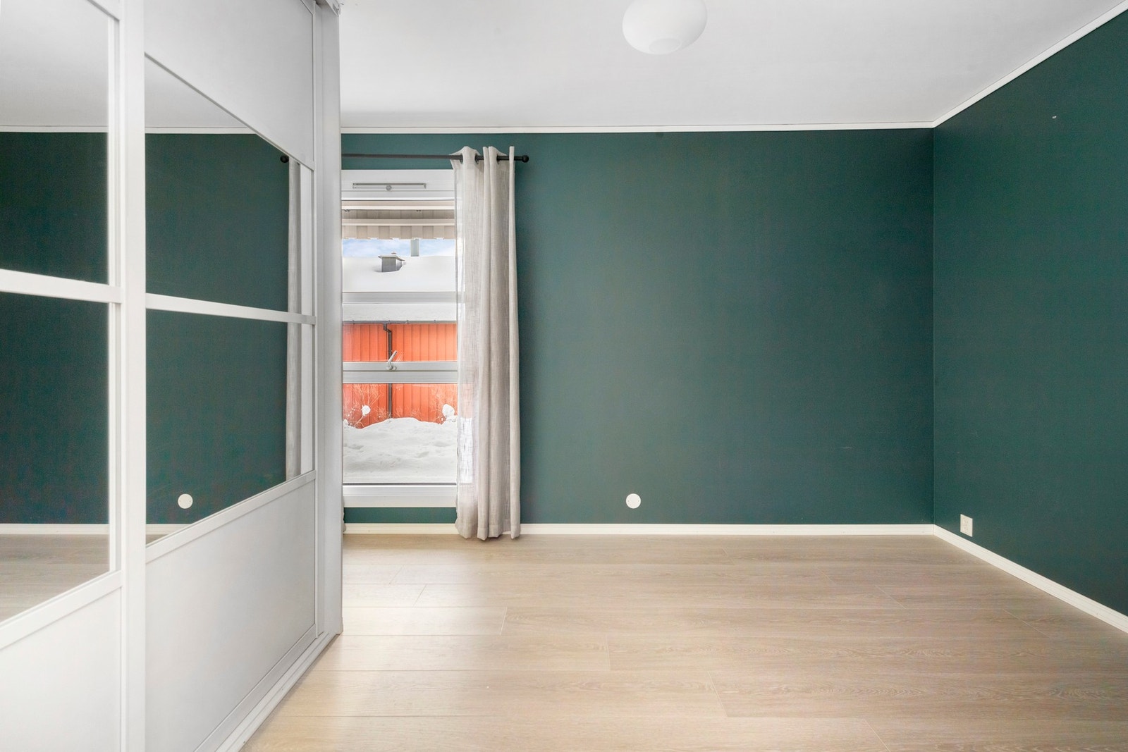 Hovedsoverom med stor skyvedørsgarderobe Galleribilde