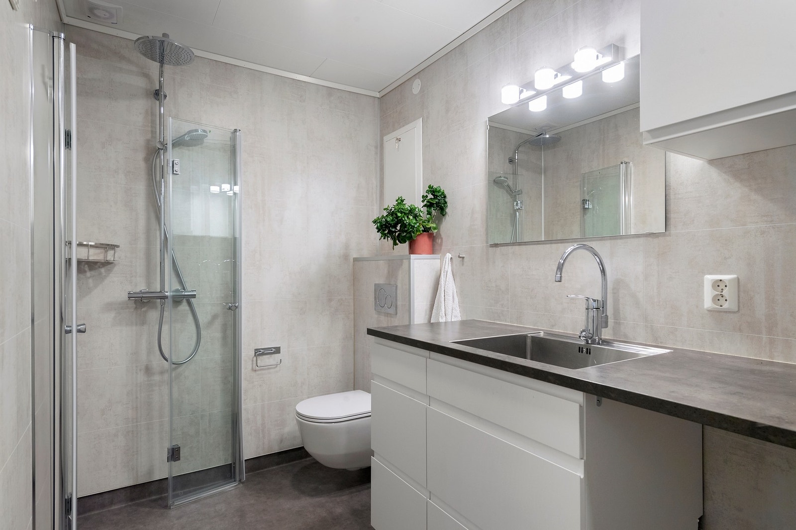 Bad/vaskerom oppusset i 2022 med varmekabler i gulv. Det er opplegg for vaskemaskin Galleribilde