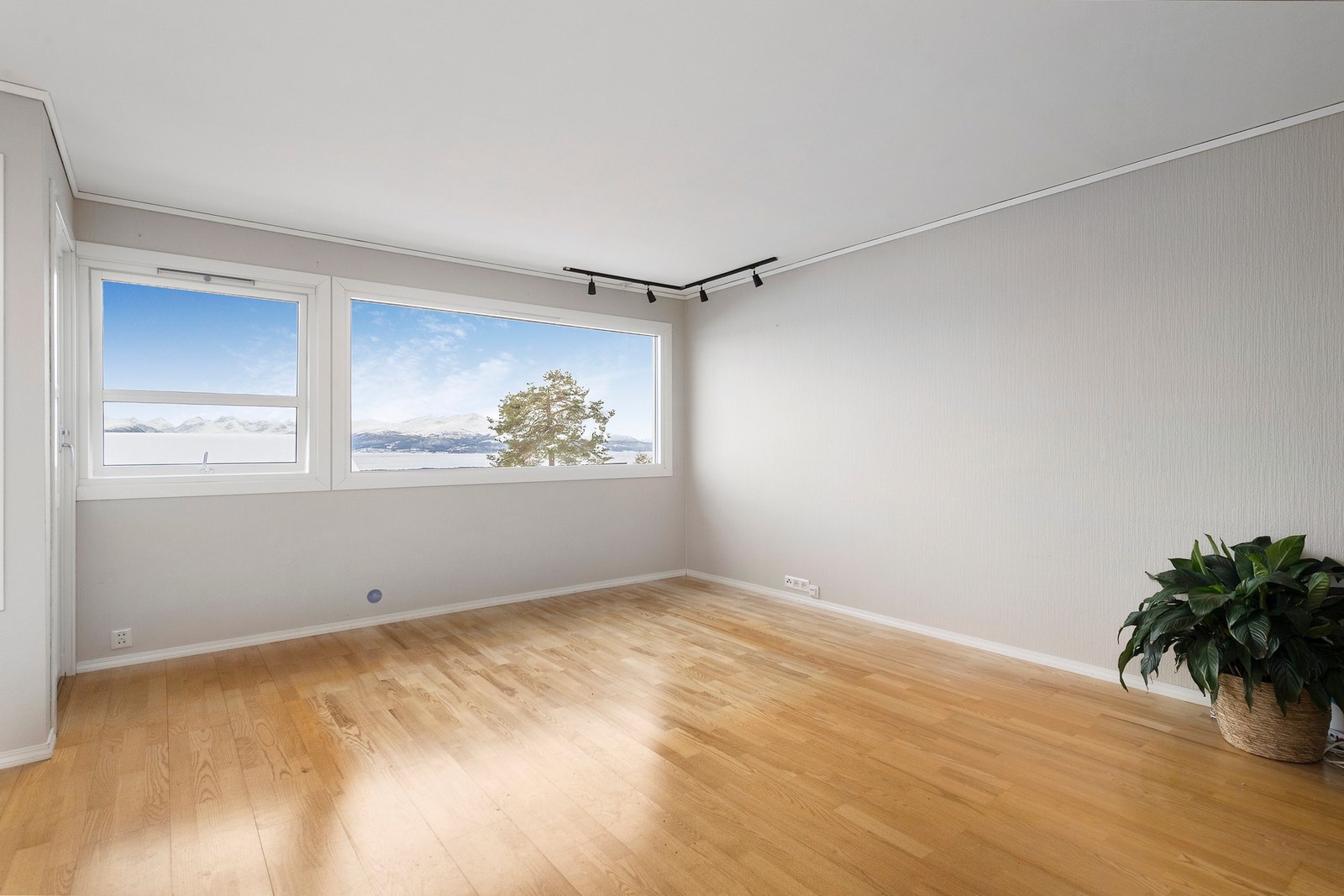 Fra stuen har du god utsikt mot Moldepanoramaet! Galleribilde