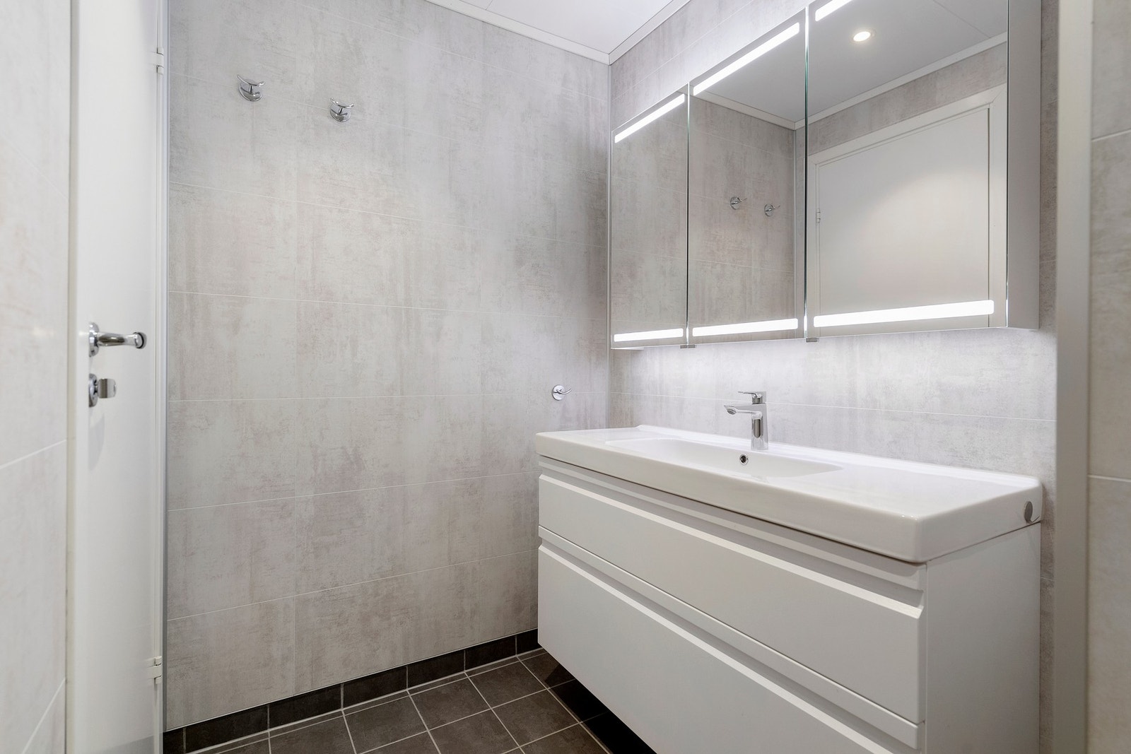 Badet har gode oppbevarings muligheter i både skuffer og speilskap. Galleribilde