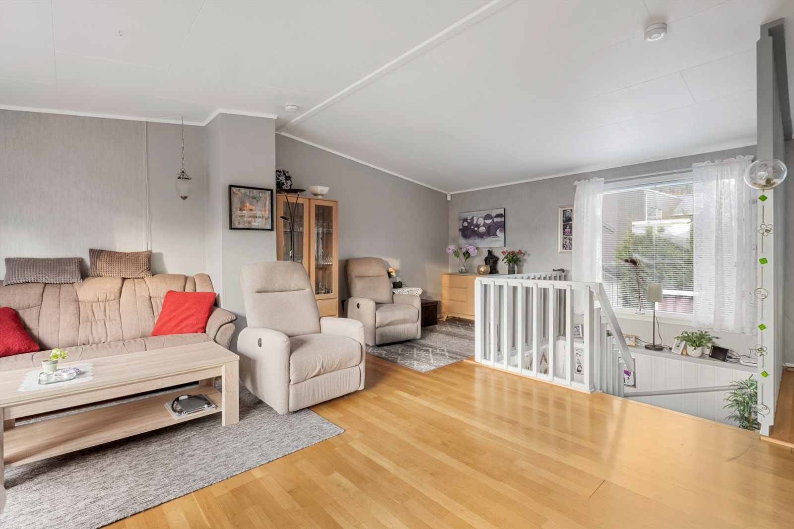 Parkettgulv gir rommet et tidløst uttrykk, med god plass til møblering. Galleribilde