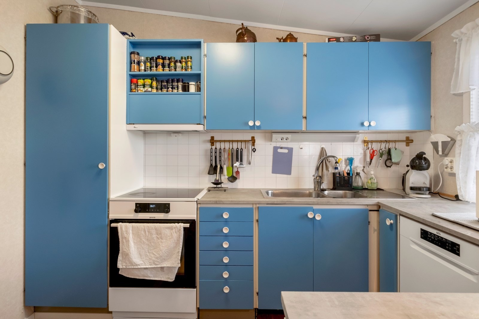 Nedfelt dobbel rustfri oppvaskkum gir praktisk arbeidsplass på kjøkkenet. Galleribilde