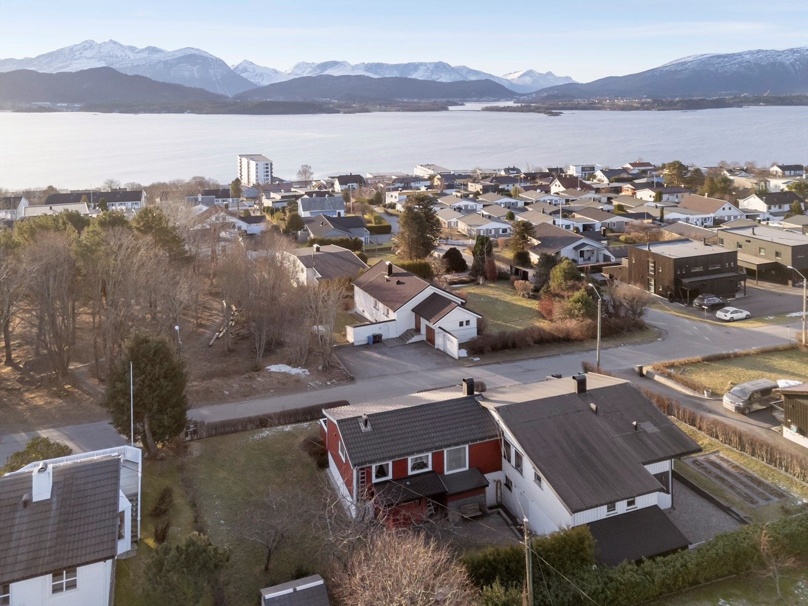 Eiendommen har en relativt flat tomt med plen, busker og noe beplantning rundt boligen. Galleribilde
