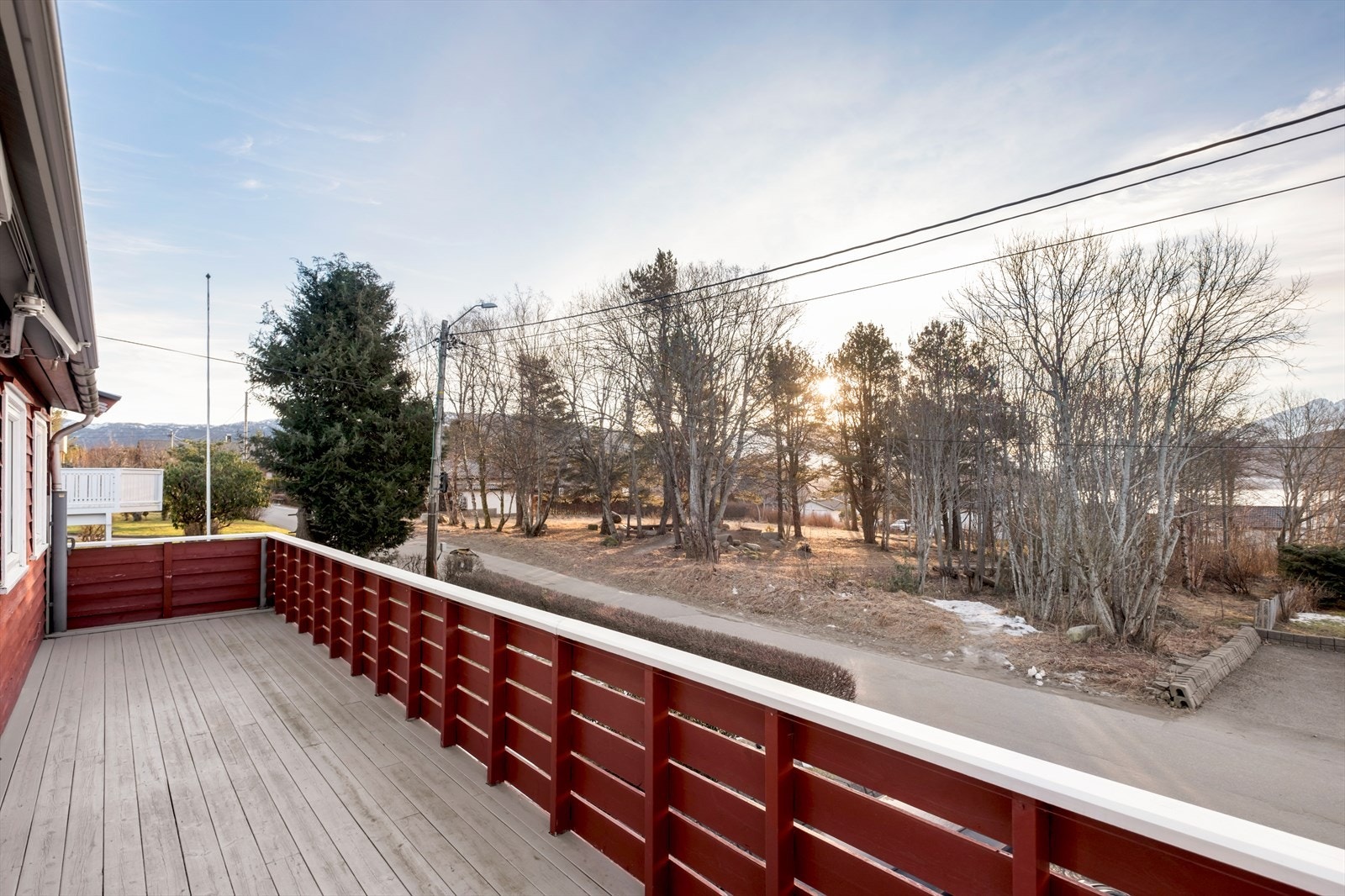 Stor balkong med tredekke og rekkverk, utsikt mot syd Galleribilde