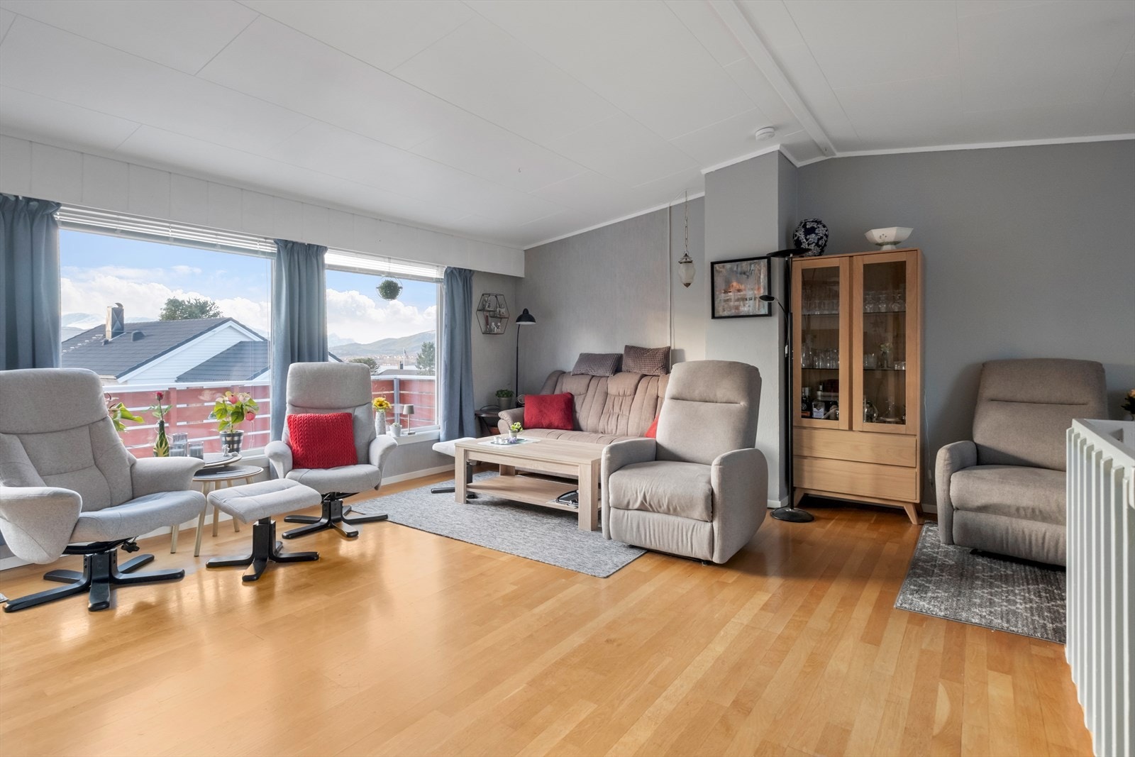 Store vinduer gir rikelig med naturlig lys og utsikt mot nærliggende områder. Galleribilde