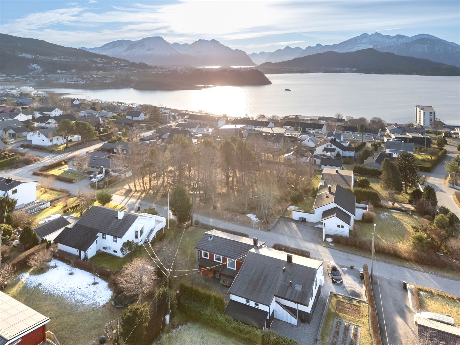 Tomten er opparbeidet med adkomst og gangarealer med belegningsstein. Galleribilde