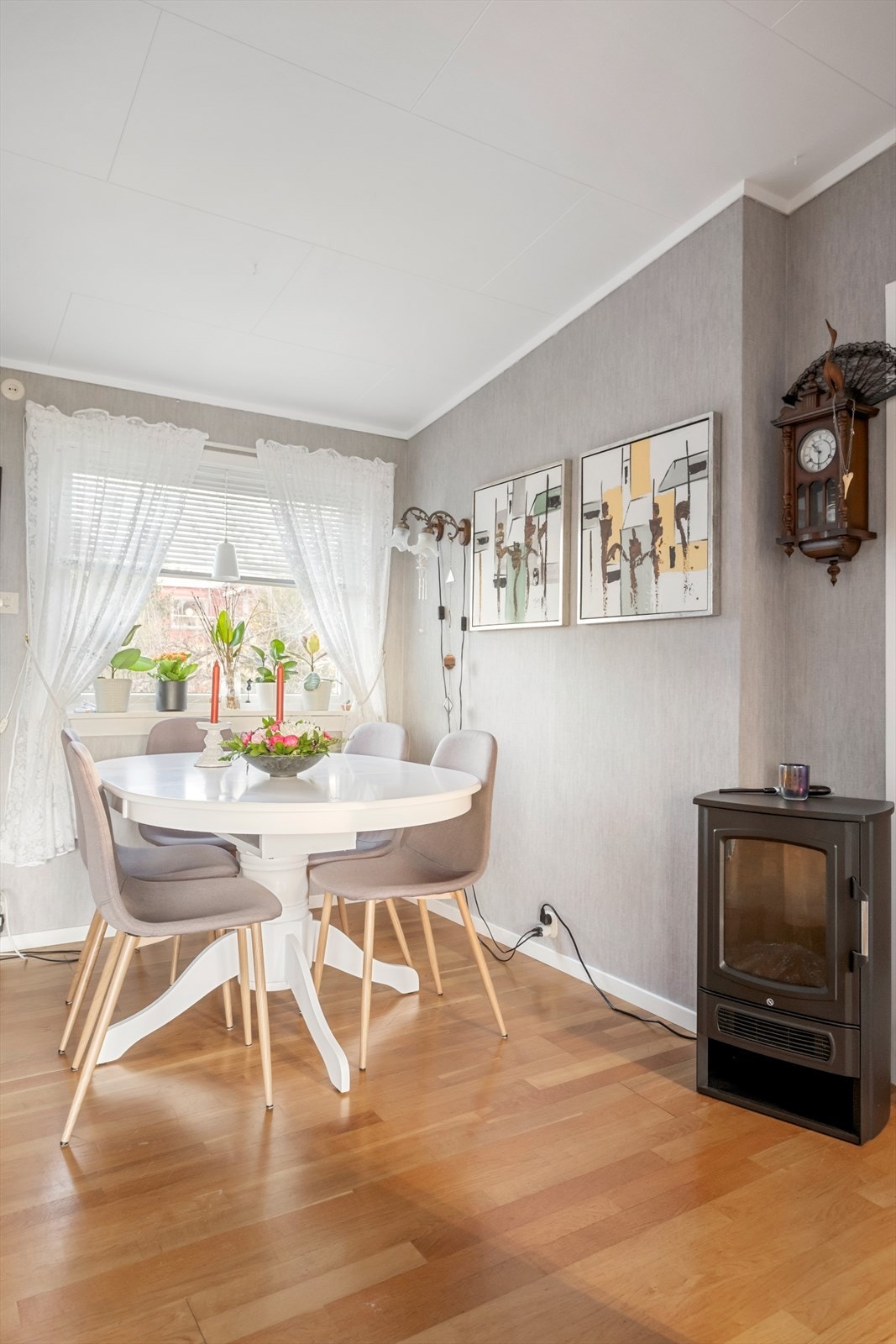 Spiseplass ved vinduet gir naturlig lys og utsikt under måltider. Galleribilde