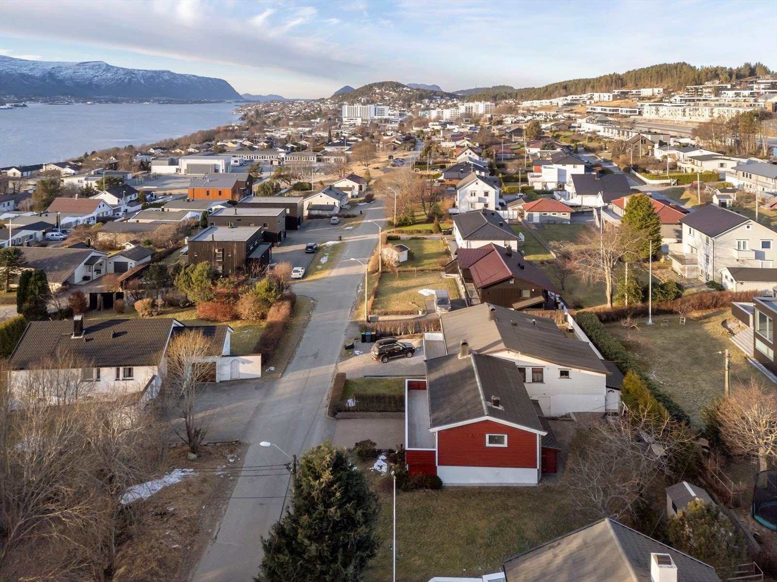 Fra eiendommen er det kort gåavstand til sykehuset, busstopp, barneskole og barnehager. Galleribilde
