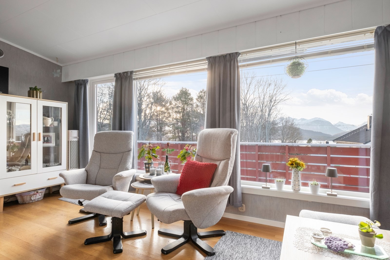 Panoramavinduer gir en lys stue med flott utsikt. Galleribilde