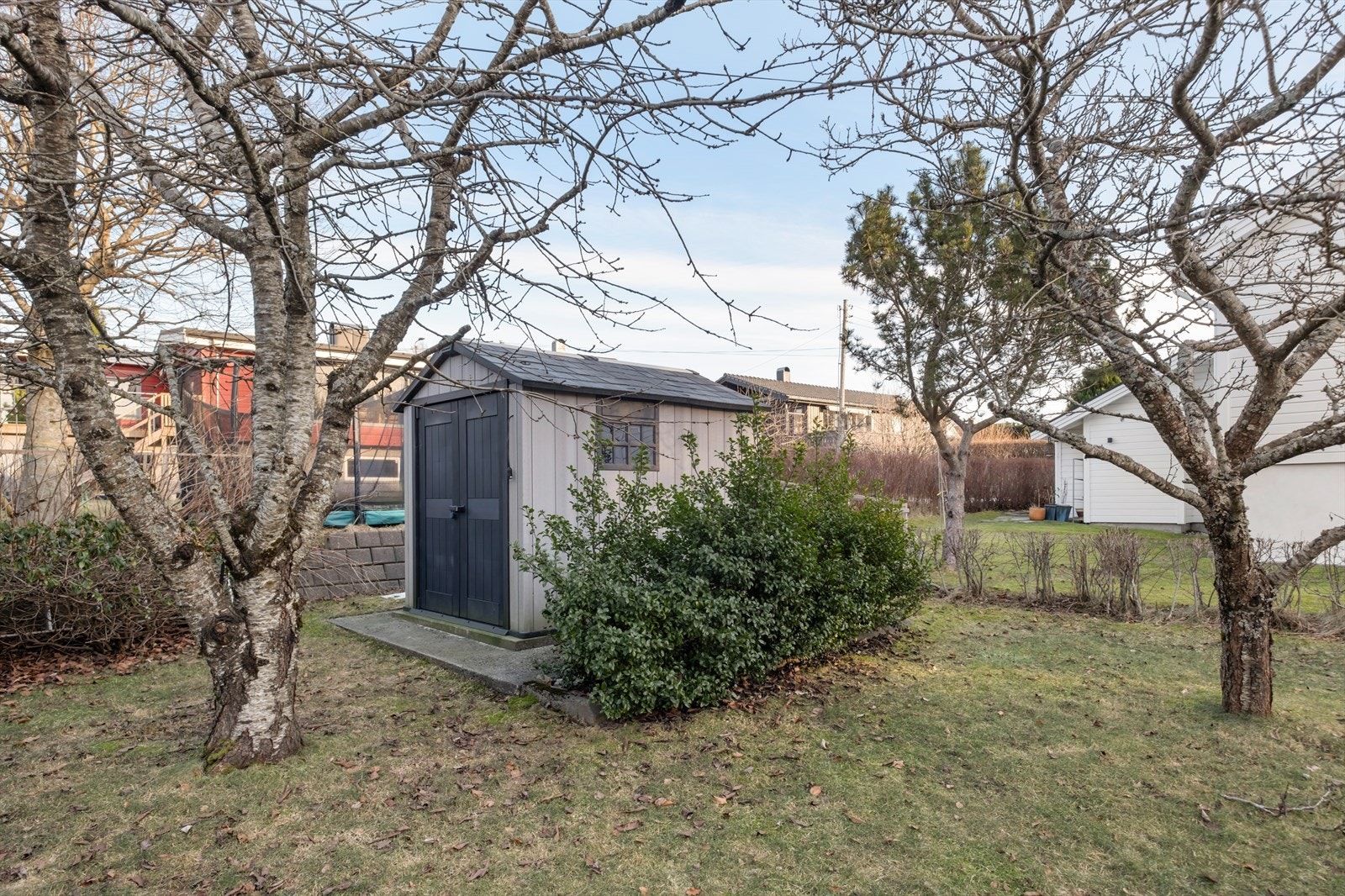 Frittstående utebod på 5 m² med vegger og tak av komposittmateriale gir vedlikeholdsvennlige overflater. Galleribilde