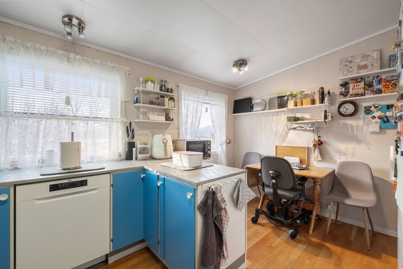 Kjøkkenet har plass til spiseplass Galleribilde