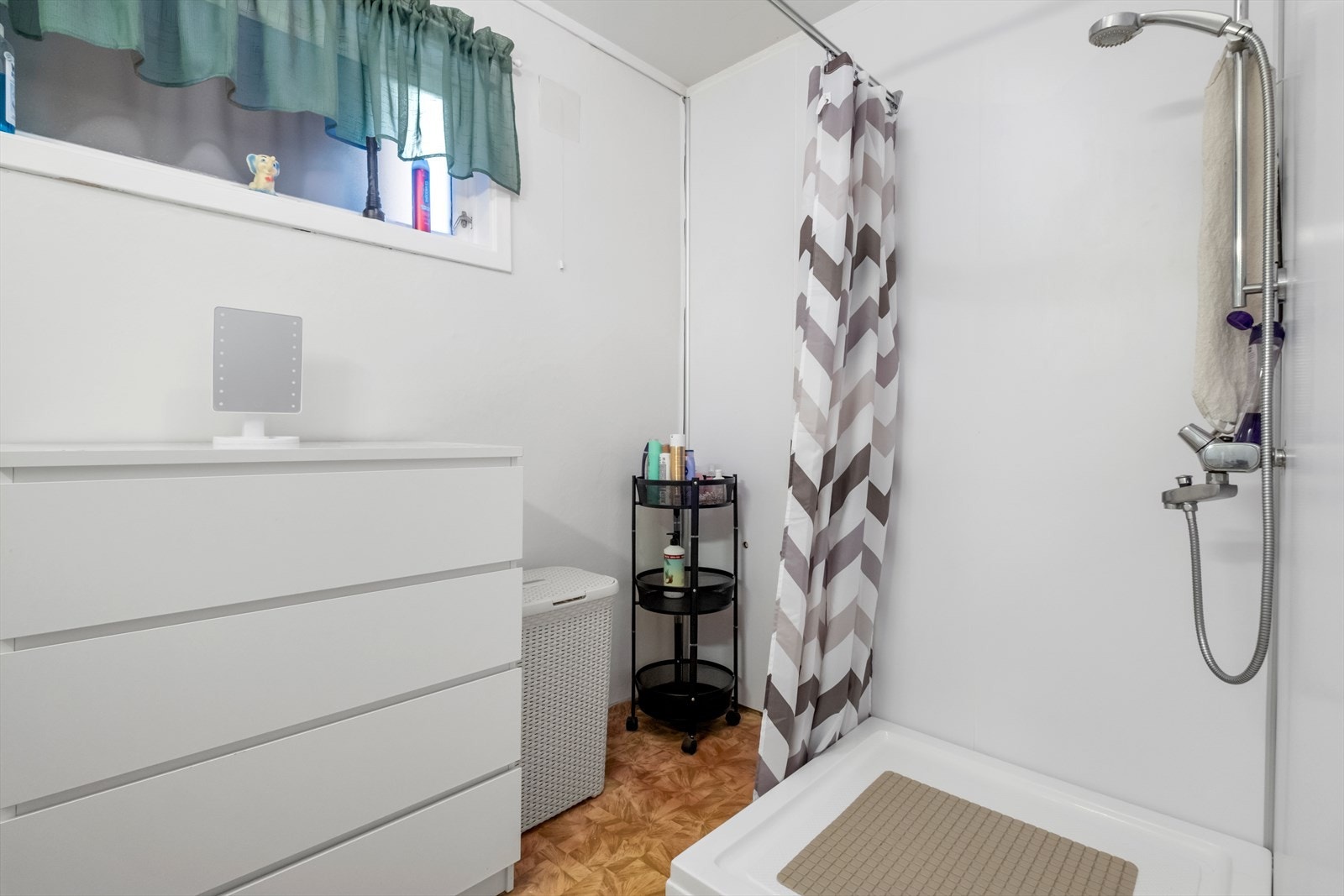 Badet har speilskap over servant og dusjhjørne. Galleribilde