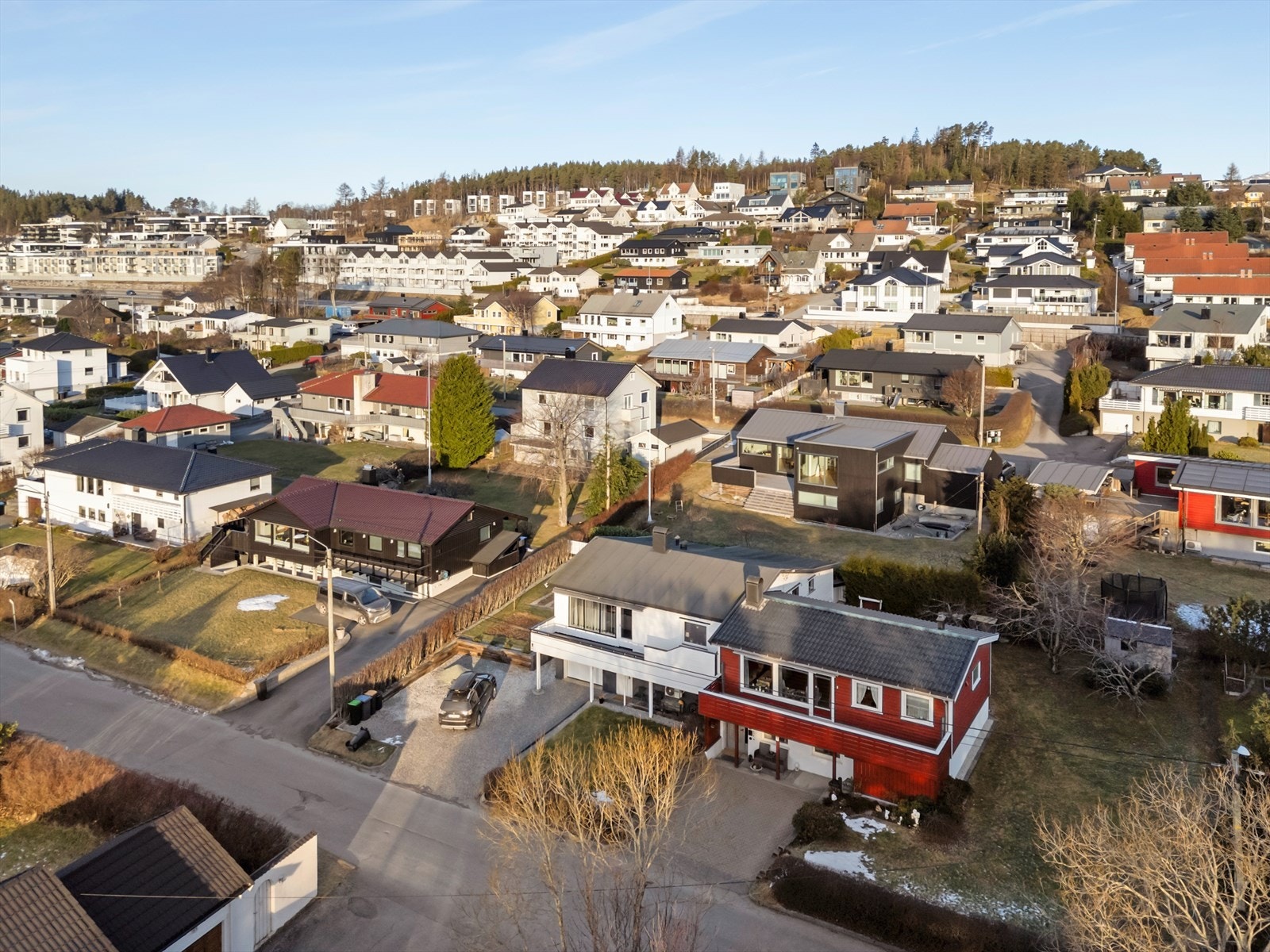 Området rundt eiendommen er regulert til boligbebyggelse, med kort avstand til Moa senterområde. Galleribilde
