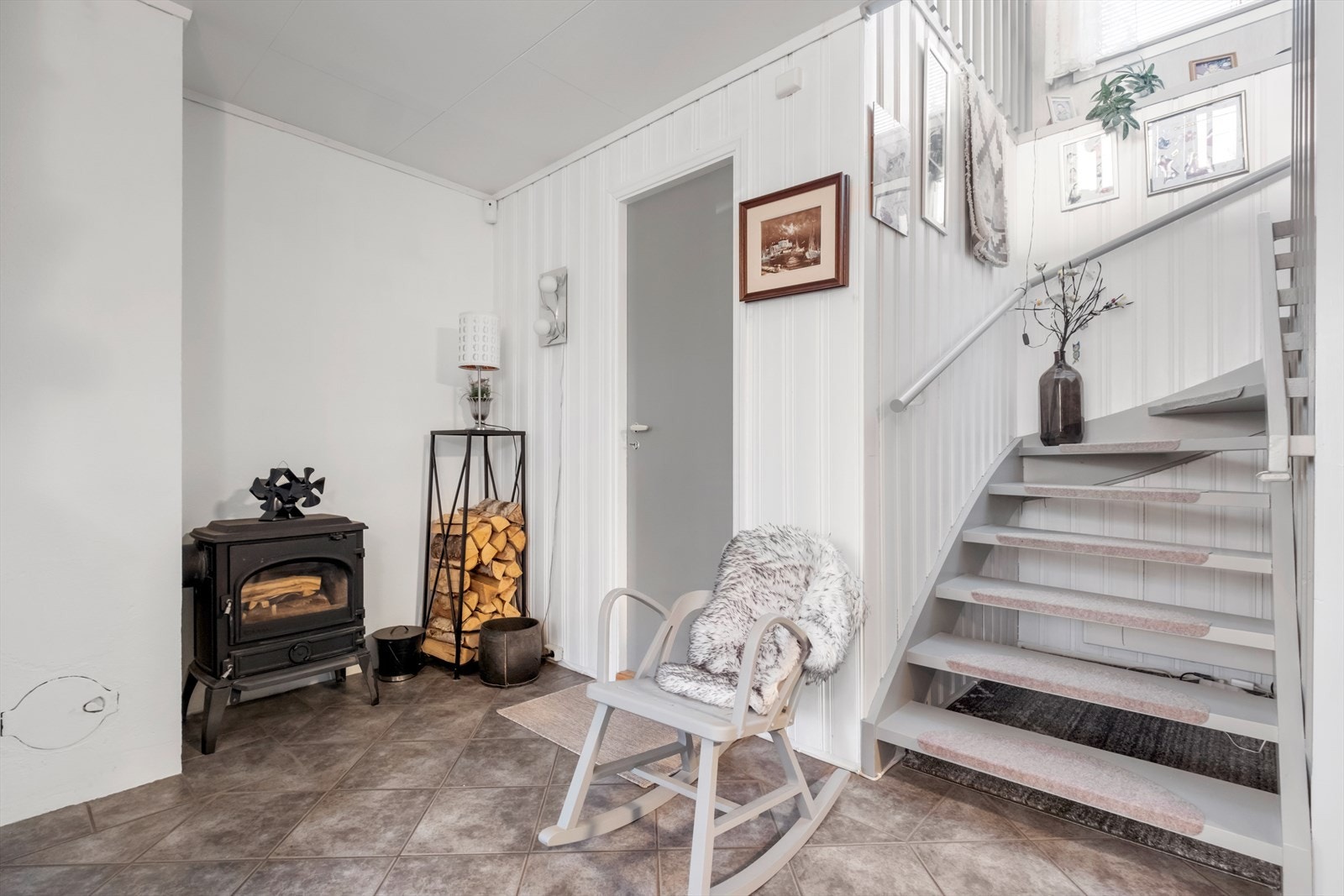 Flislagt gulv gir en praktisk og slitesterk overflate i entréen. Galleribilde