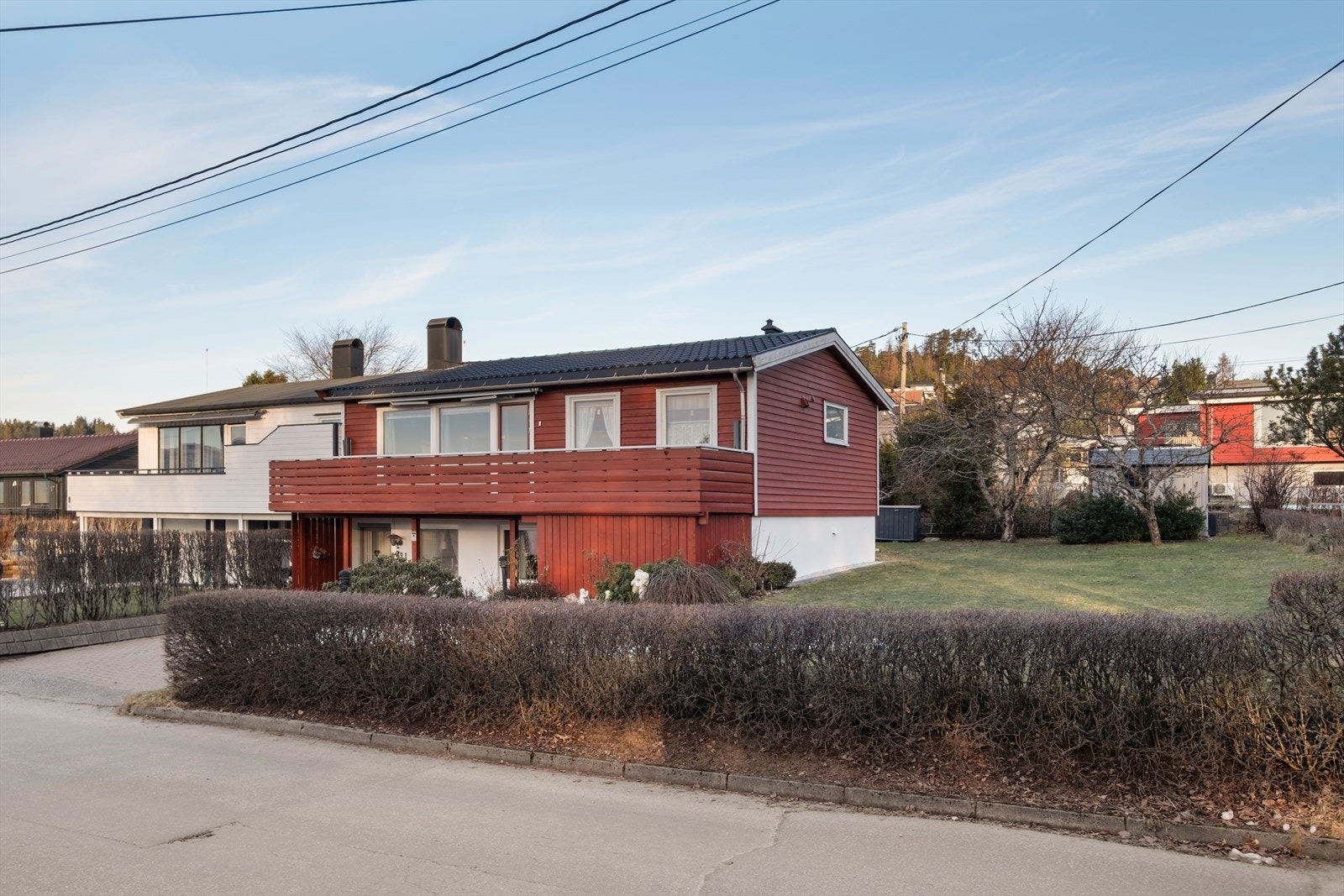 Eiendommen har en opparbeidet hage med plen og busker rundt boligen. Galleribilde